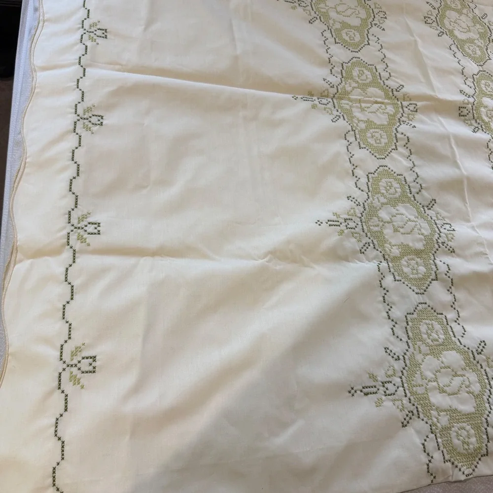 Vintage Green Cross Stitch Floral Embroidered Scalloped Cream Tablecloth 104x57